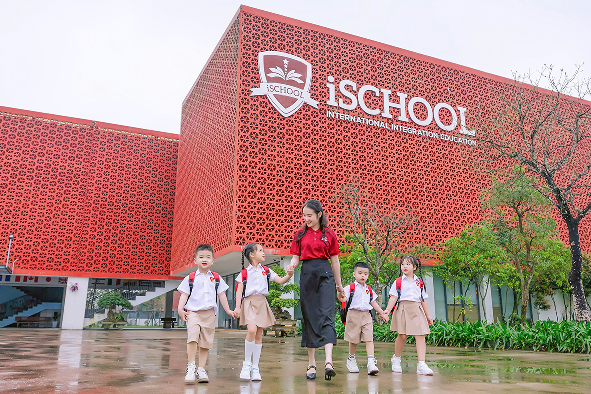 Học sinh iSchool Quảng Trị nhận được sự quan tâm, dìu dắt tích cực từ giáo viên - Ảnh: T.L