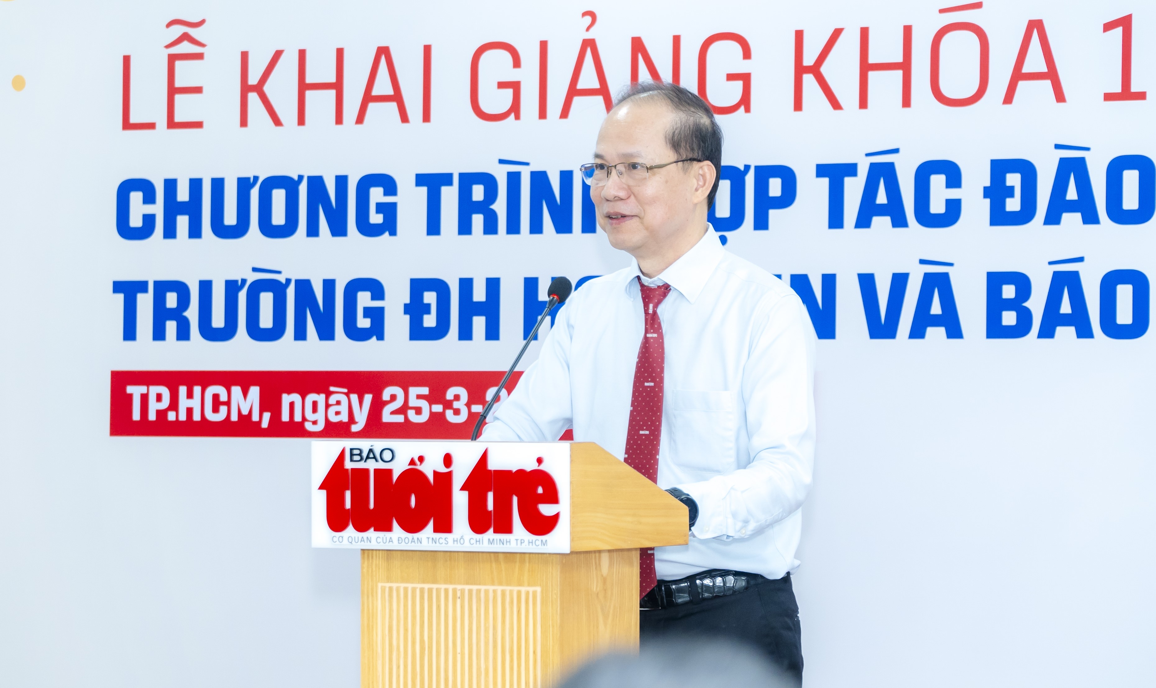 Nhà báo Lê Xuân Trung – Phó Tổng biên tập báo Tuổi Trẻ chia sẻ tại lễ khai giảng chương trình hợp tác đào tạo
