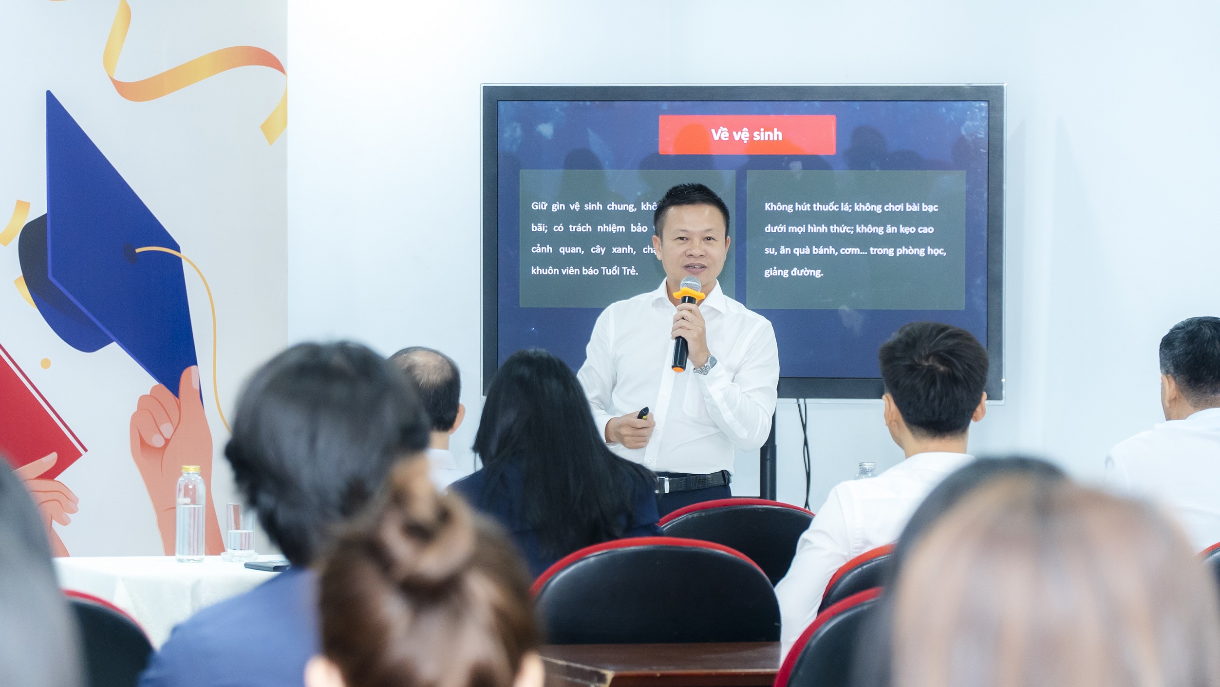 Nhà báo Bùi Tiến Dũng - giám đốc trung tâm đào tạo, trưởng ban giáo dục báo Tuổi Trẻ - phổ biến quy định cho sinh viên .