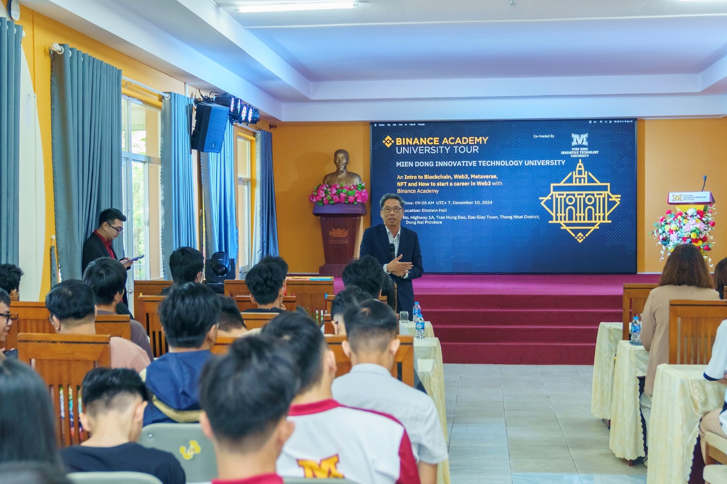 Nhà trường cũng thường xuyên tổ chức các buổi Talkshow và Workshop liên quan đến AI, Blockchain,…