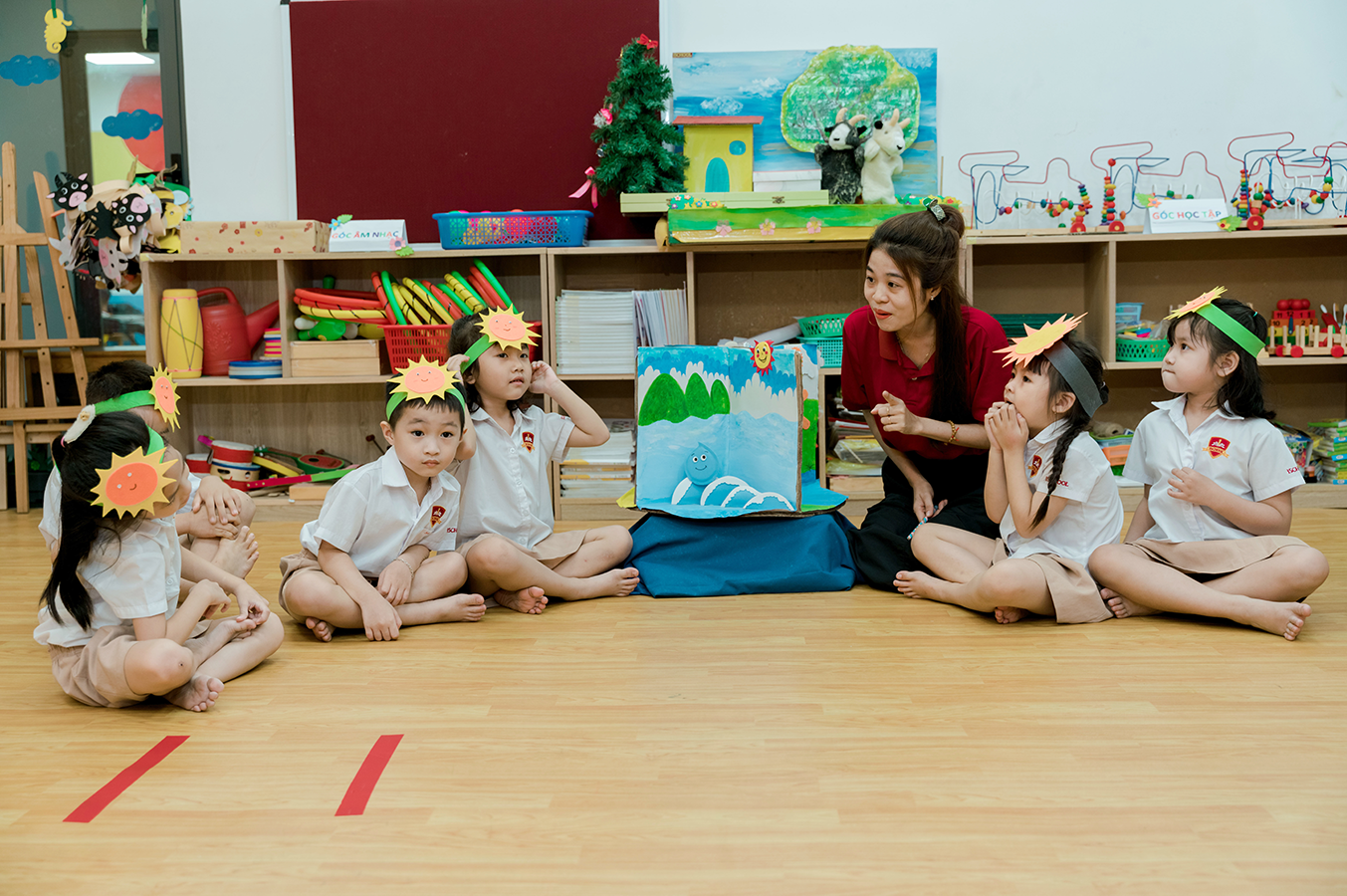 Tiết học của các bạn lớp Kindy 5 khi cô giáo với vai trò là người hướng dẫn chính.