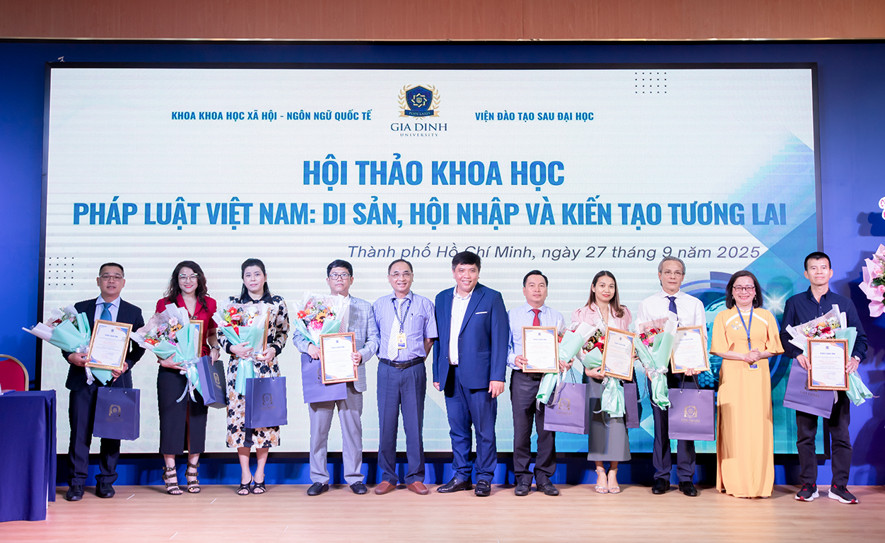 GDU trao hoa và thư cảm ơn cho các báo cáo viên tham gia chia sẻ tại buổi hội thảo.