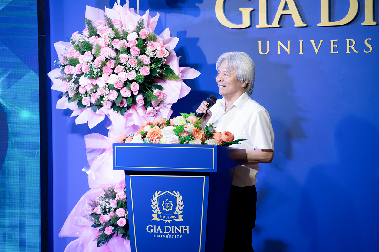 GS.TS Võ Khánh Vinh - Phó Chủ tịch Hội đồng Giáo sư ngành Luật tham gia chia sẻ tại Hội thảo với bài báo cáo "Xây dựng nhận thức luận và tư duy luận mới về kỷ nguyên phát triển của dân tộc".