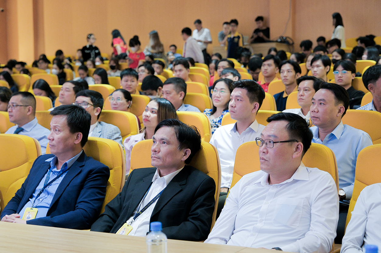 Hội thảo có đông đảo khách mời là các chuyên gia, nhà nghiên cứu khoa học tham gia chia sẻ và thảo luận.