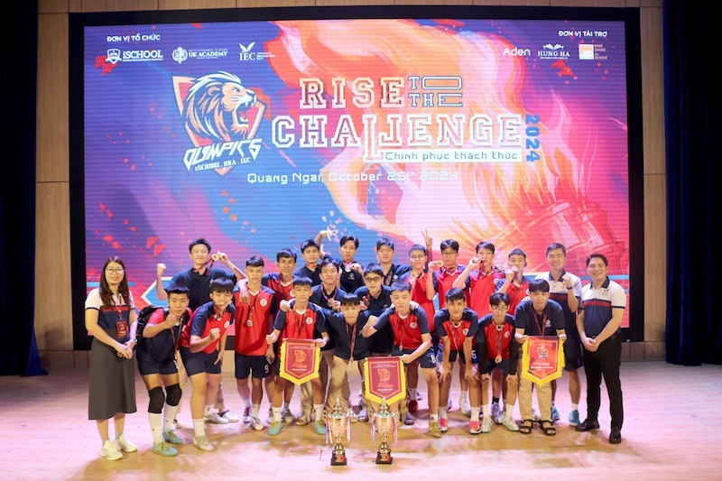 Sân bóng của trường IEC Quảng Ngãi chuẩn FIFA, đường chạy 400m với 05 làn chạy chuẩn quốc tế.