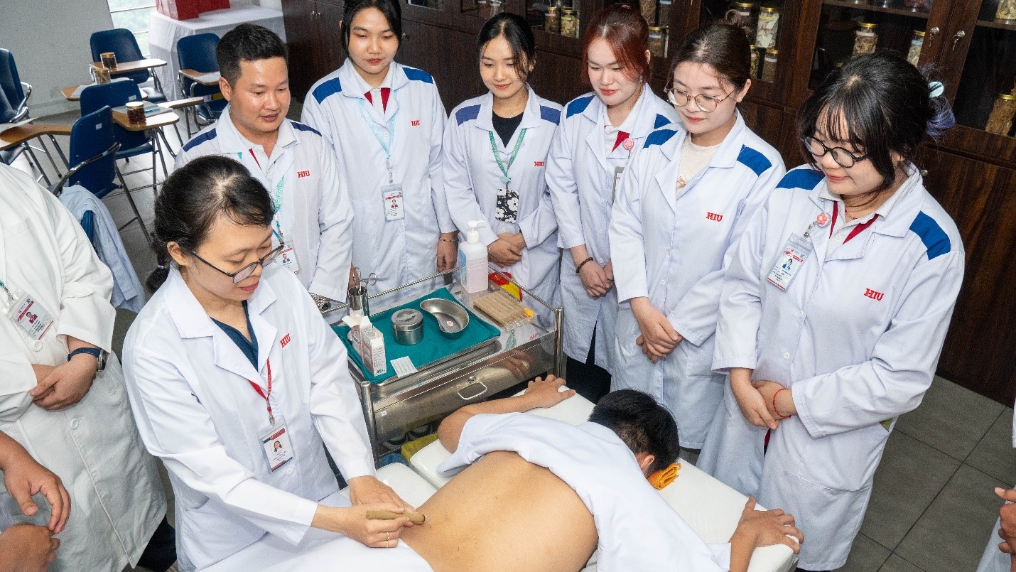Sinh viên ngành Y học cổ truyền trong một giờ học thực hành tại HIU.