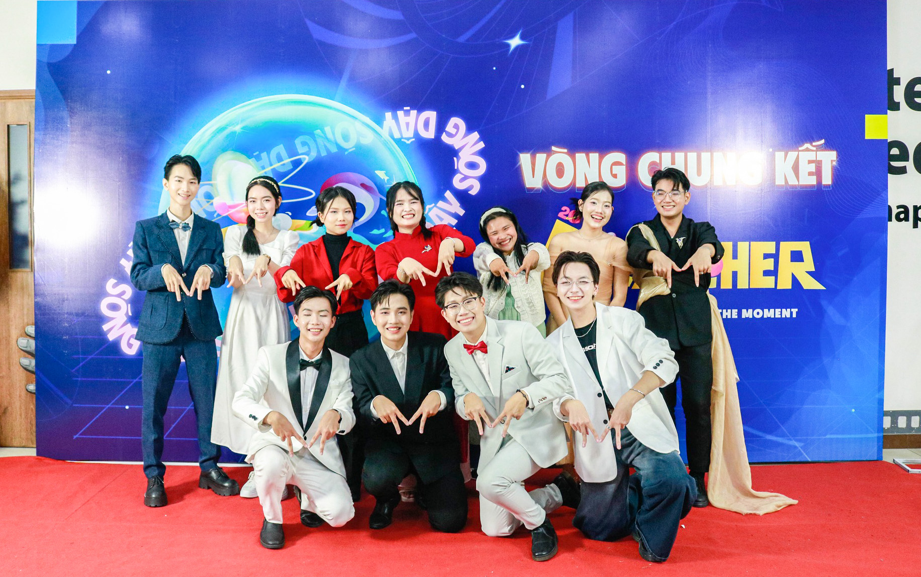 BTC trình diễn theme song do chính các thành viên sáng tác, phối khí