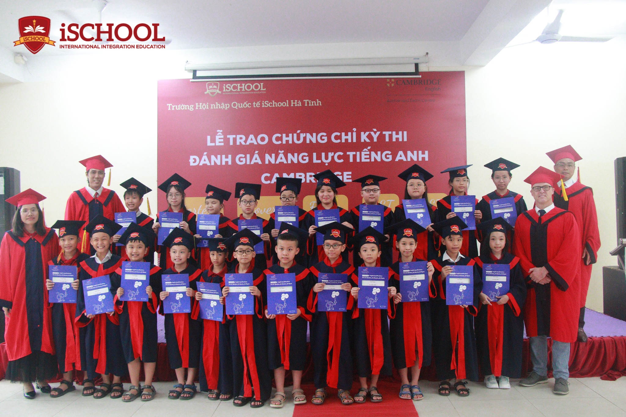 Học sinh nhận chứng chỉ Cambridge Flyers.