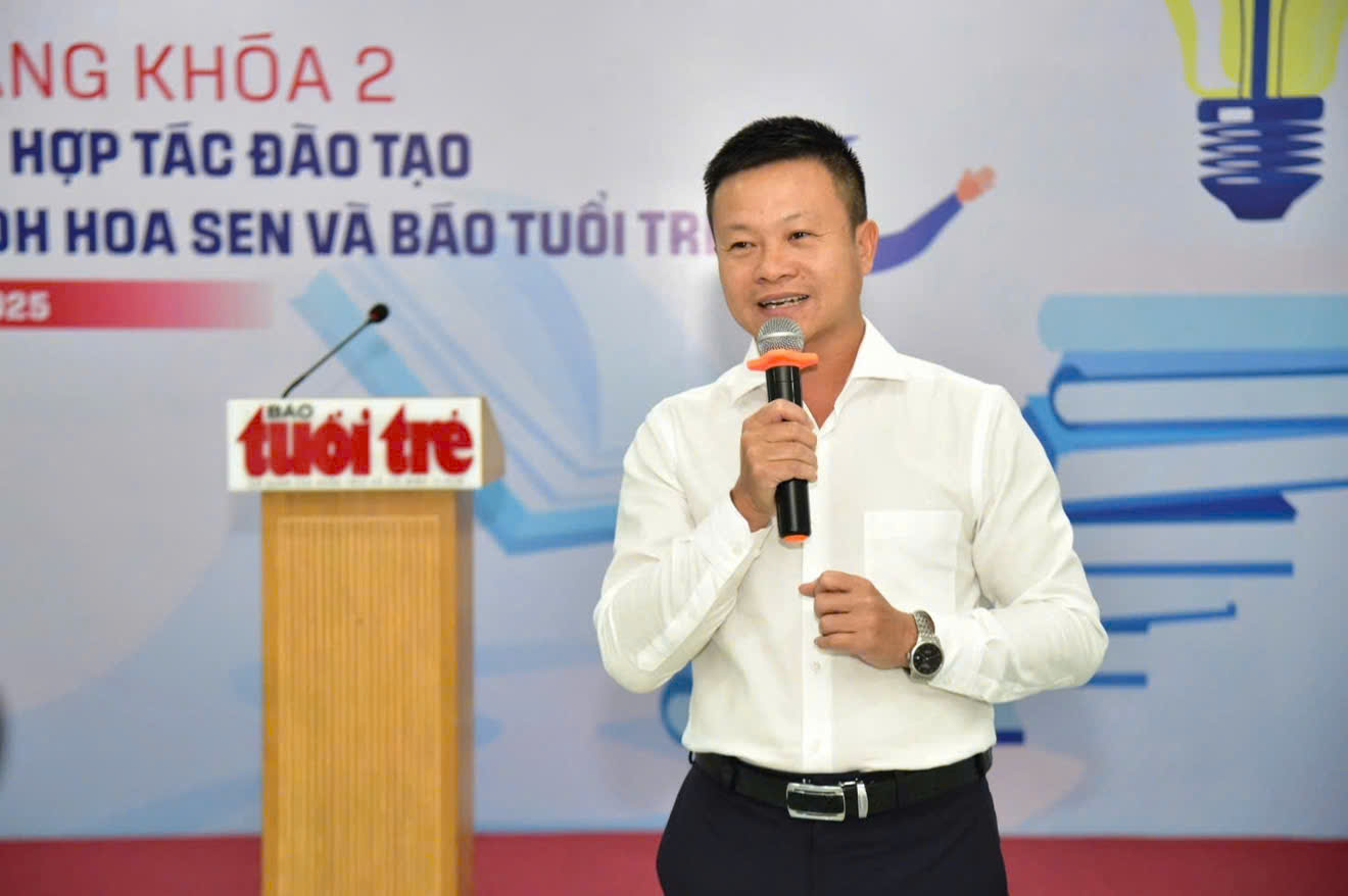Nhà báo Bùi Tiến Dũng – Trưởng Ban Giáo dục kiêm Giám đốc Trung tâm đào tạo báo Tuổi Trẻ – phổ biến quy chế học tập tại báo Tuổi Trẻ cho sinh viên Trường đại học Hoa Sen