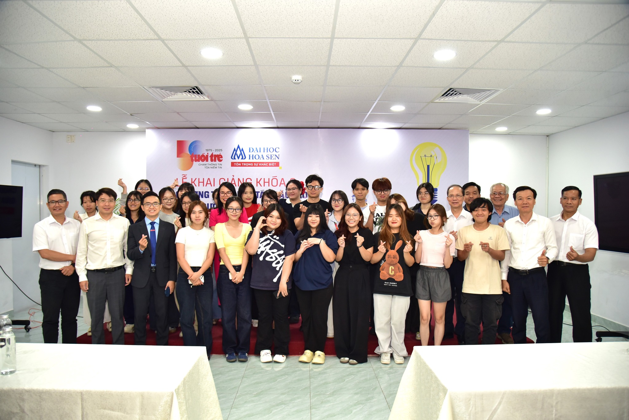Đại diện báo Tuổi Trẻ, Trường đại học Hoa Sen và các bạn sinh viên chụp ảnh kỷ niệm