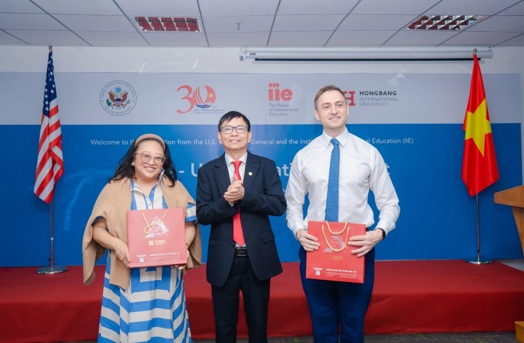 Ban Giám hiệu HIU tặng quà kỷ niệm cho Tổng Lãnh sự quán Hoa Kỳ tại TP.HCM, Viện Giáo dục Quốc tế Hoa Kỳ (IIE).