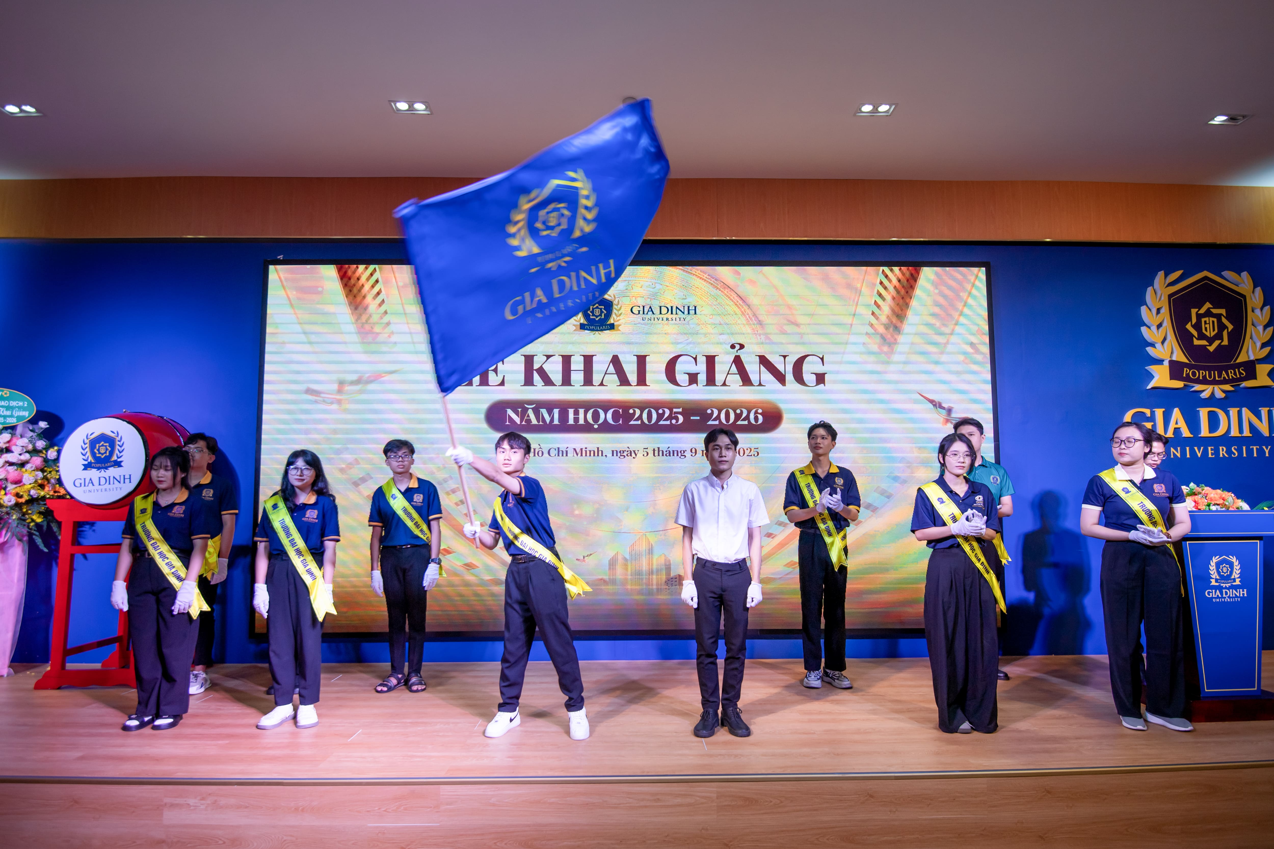 Nghi thức trao cờ truyền thống cho tân sinh viên.