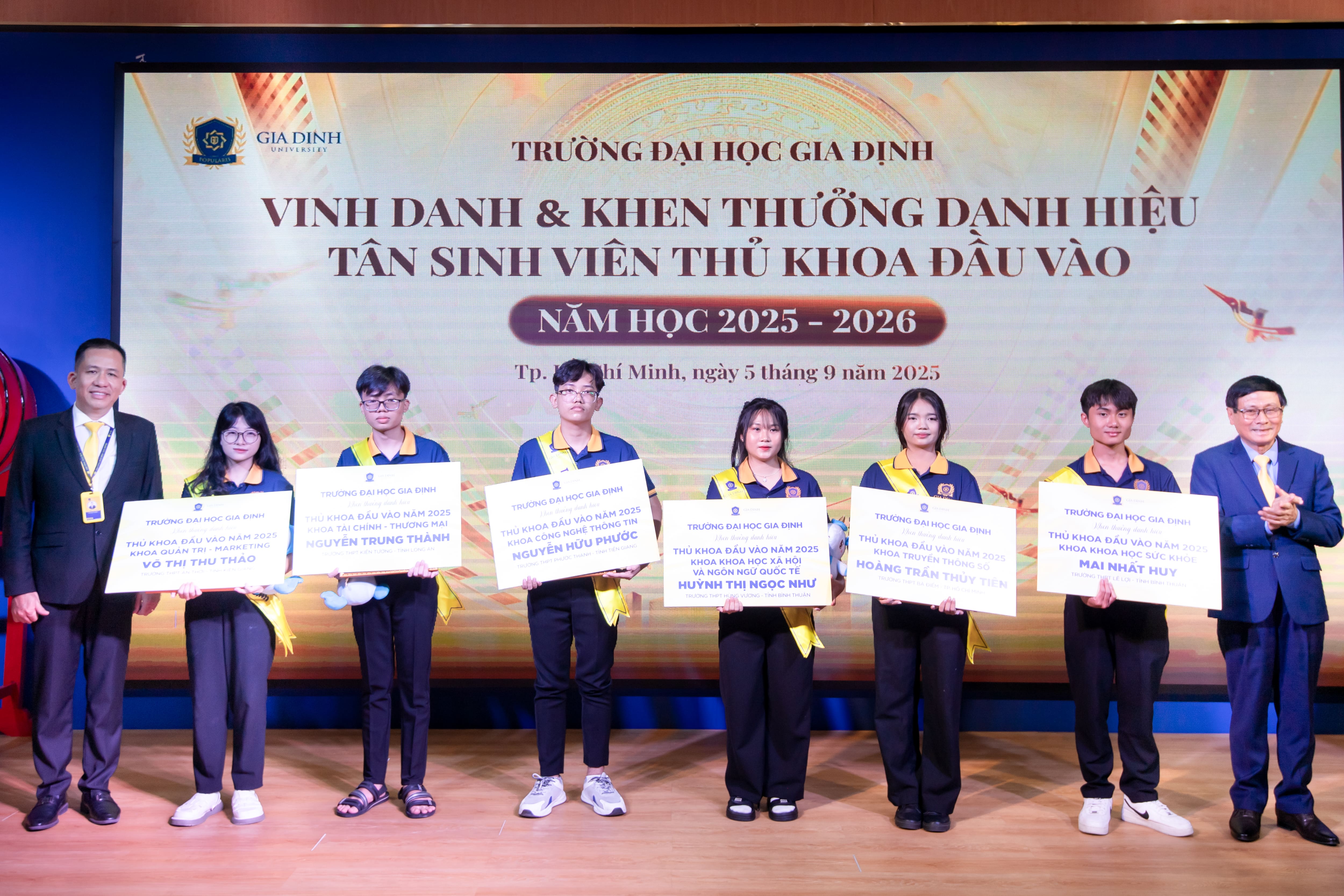 Phó Hiệu trưởng Trịnh Hữu Chung và Phó Hiệu trưởng Nguyễn Văn Hiến tuyên dương các thủ khoa đầu vào K19 của GDU.