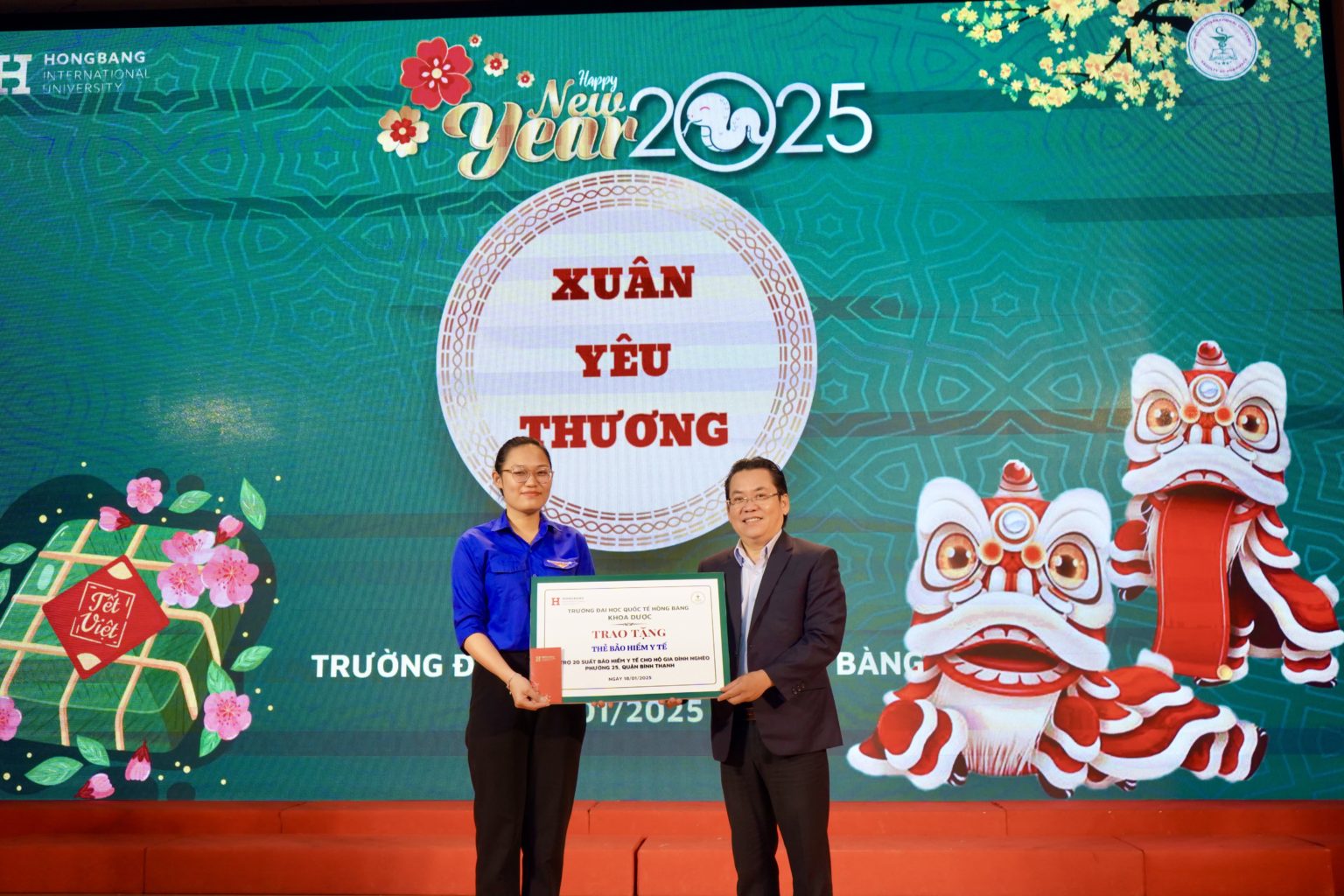 PGS.TS. Nguyễn Hữu Huy Nhựt – Phó Hiệu trưởng HIU đại diện BTC trao tặng quà đến UBND Phường 25 Quận Bình Thạnh