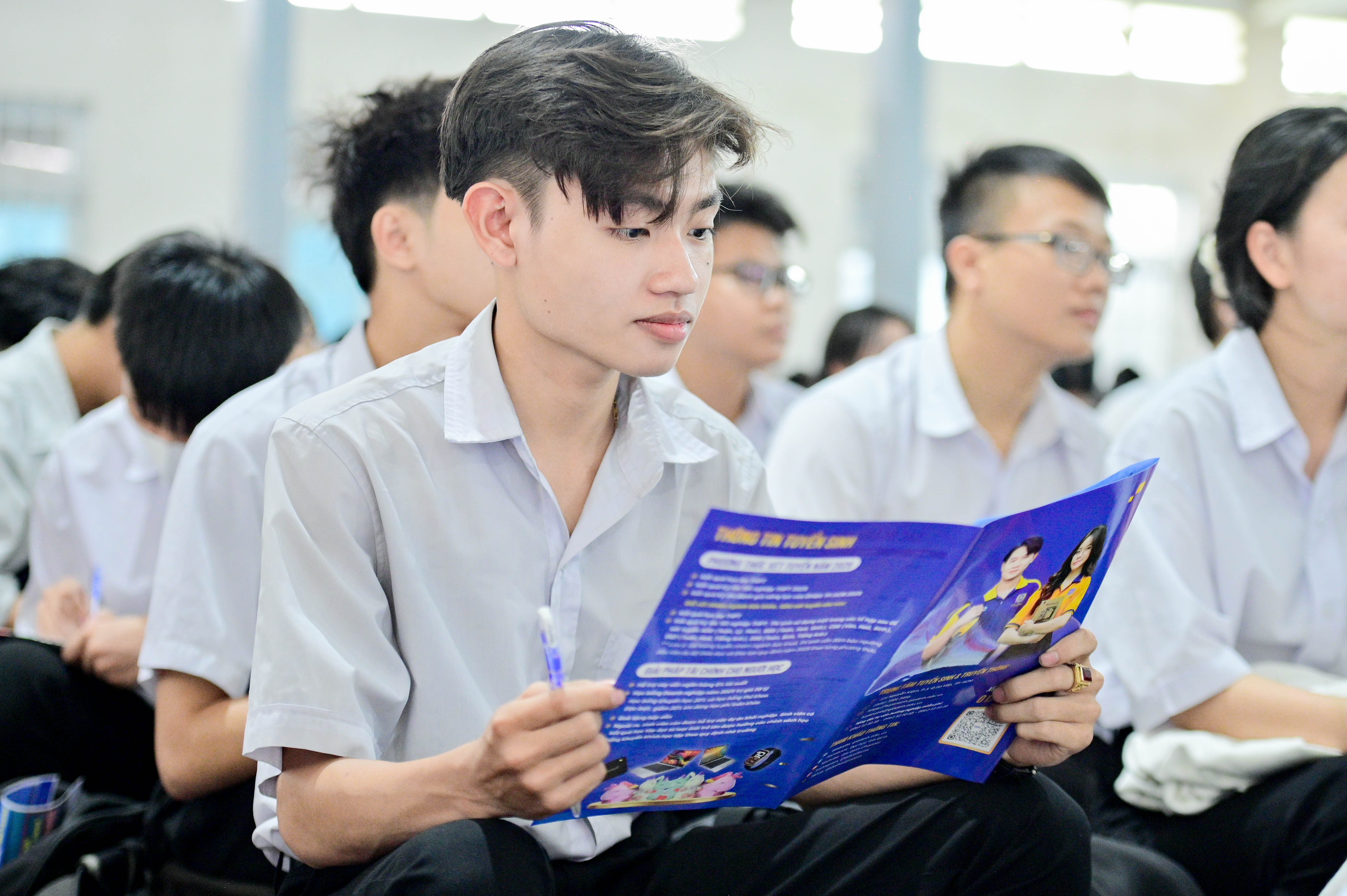 Học sinh trường THPT Hắc Dịch (Bà Rịa – Vũng Tàu) tìm hiểu thông tin ngành nghề của GDU