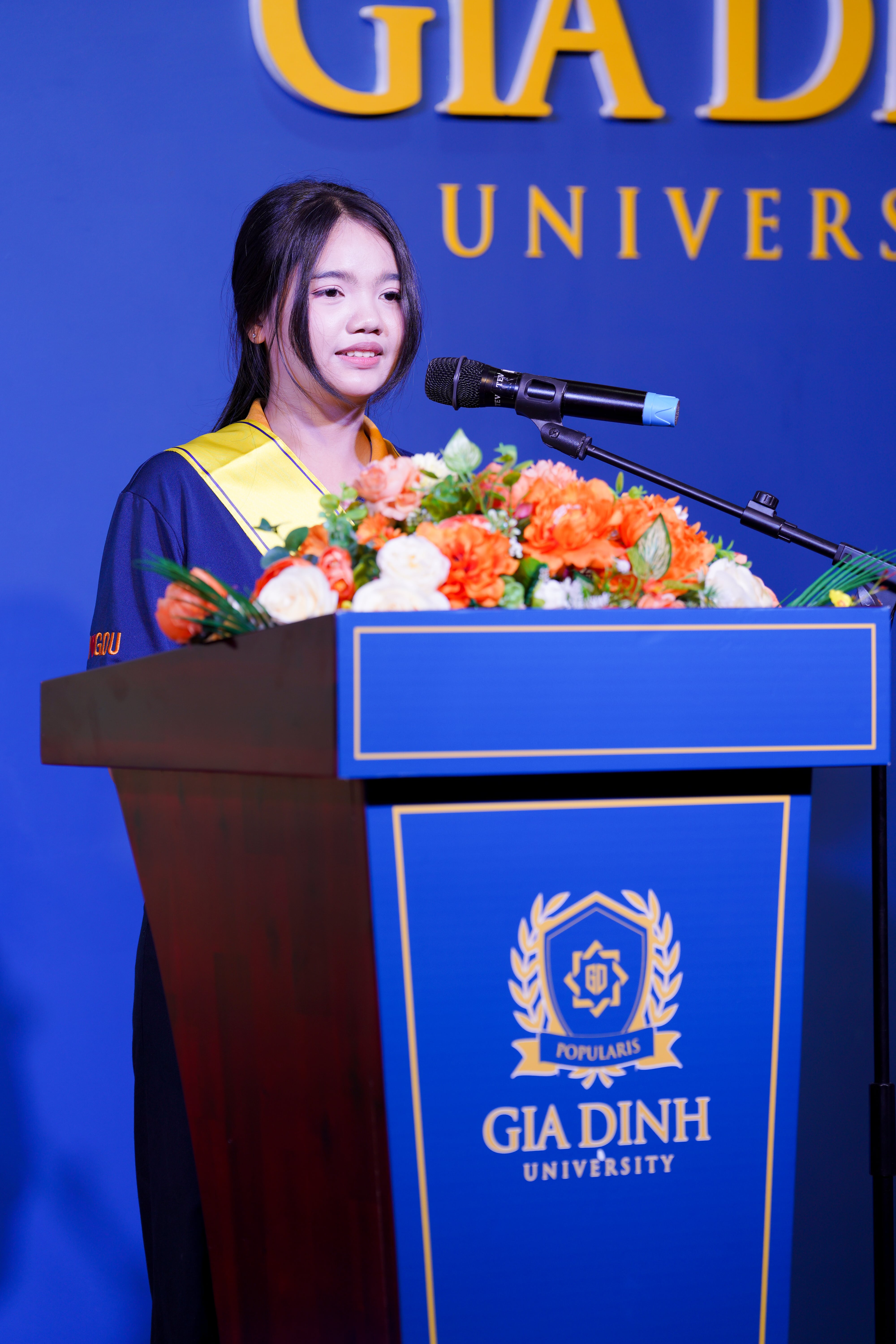 Tân sinh viên Hoàng Trần Thủy Tiên phát biểu tại sự kiện.