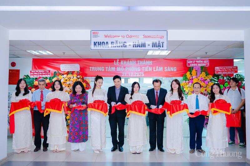 GS.TS.BS Phạm Văn Lình – Hiệu trưởng HIU cùng các giáo sư, tiến sĩ trong Ban Chủ nhiệm Khoa Răng Hàm Mặt cắt băng khánh thành Trung tâm Mô phỏng Tiền lâm sàng.