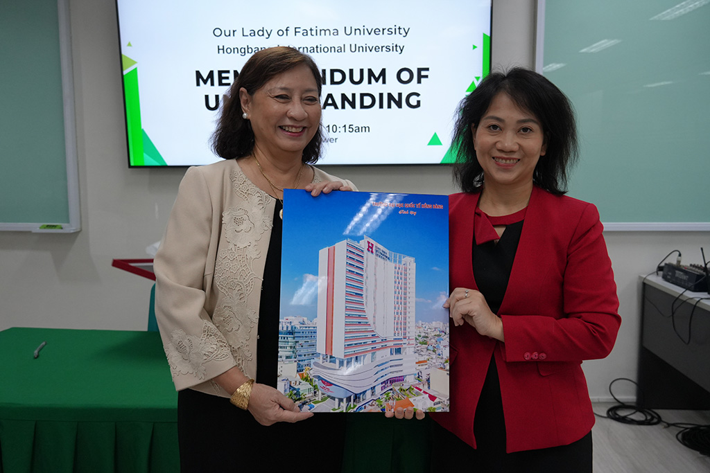 (Từ trái qua phải) Đại diện OLFU, TS. Caroline Marian S. Enriquez – Hiệu trưởng, trao quà lưu niệm cho các thành viên đoàn HIU: PGS.TS.DS Nguyễn Thị Thu Thủy, GVC.TTƯT.ThS NguyễnThị Hương và Cô Nguyễn Ngọc Vân.