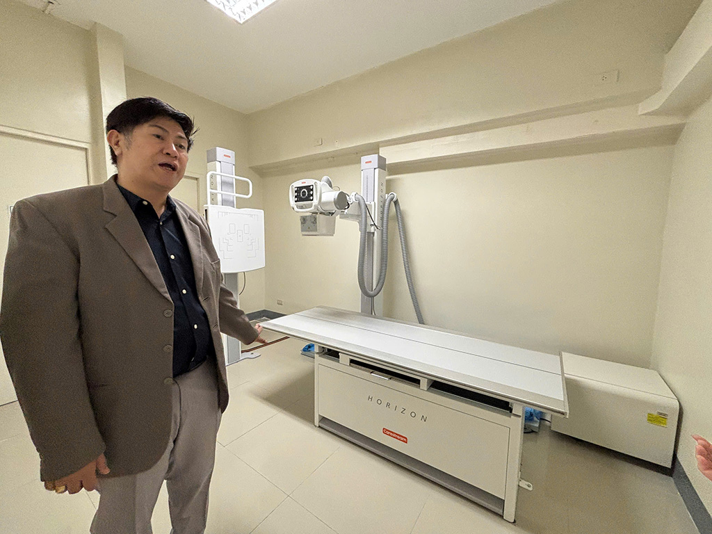 Đoàn HIU tham quan và lắng nghe đại diện OLFU giới thiệu về hệ thống thiết bị, dụng cụ thực hành hiện đại.Đoàn HIU tham quan và lắng nghe đại diện OLFU giới thiệu về hệ t