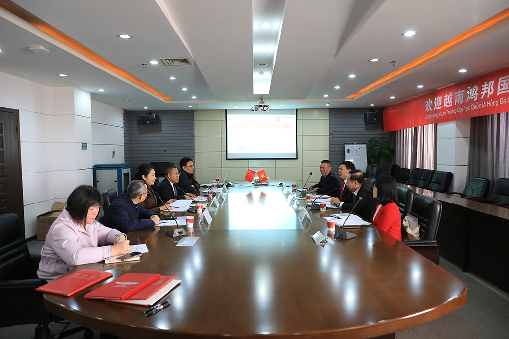 Toàn cảnh buổi làm việc giữa&nbsp;Trường Đại học Quốc tế Hồng Bàng (HIU) và Đại học Trung y Dược Hồ Bắc