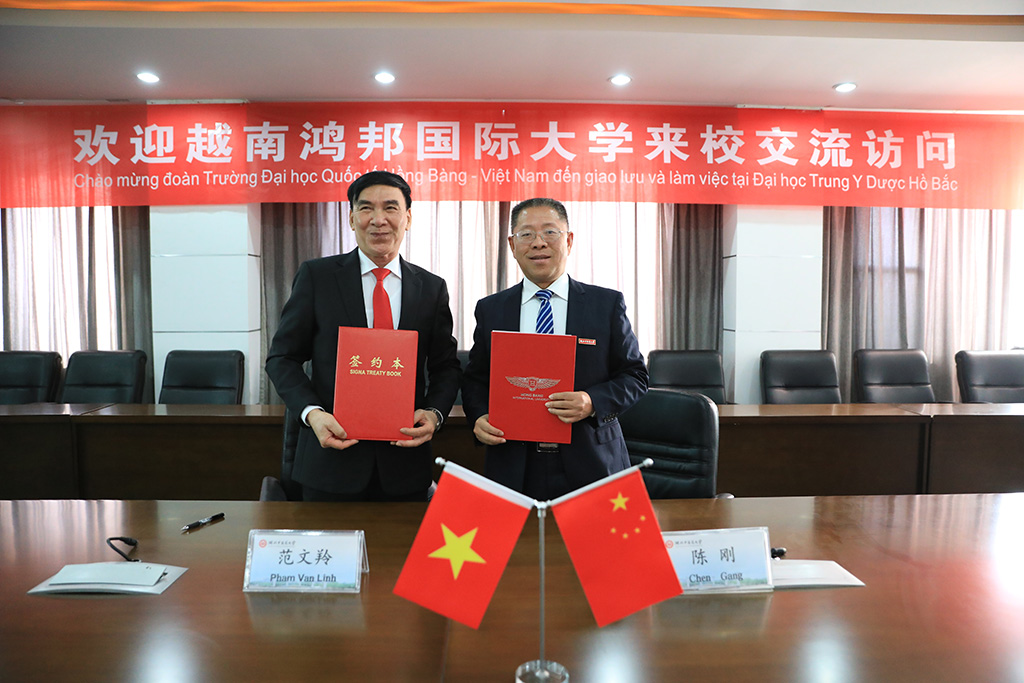 GS.TS.BS Phạm Văn Lình (trái) và GS. Trần Cương (phải) ký kết Biên bản ghi nhớ hợp tác (MOU), mở ra cơ hội hợp tác toàn diện giữa hai trường