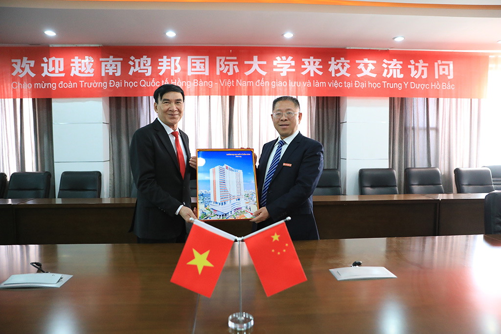 Lãnh đạo hai trường&nbsp;trao quà và&nbsp;chụp ảnh lưu niệm