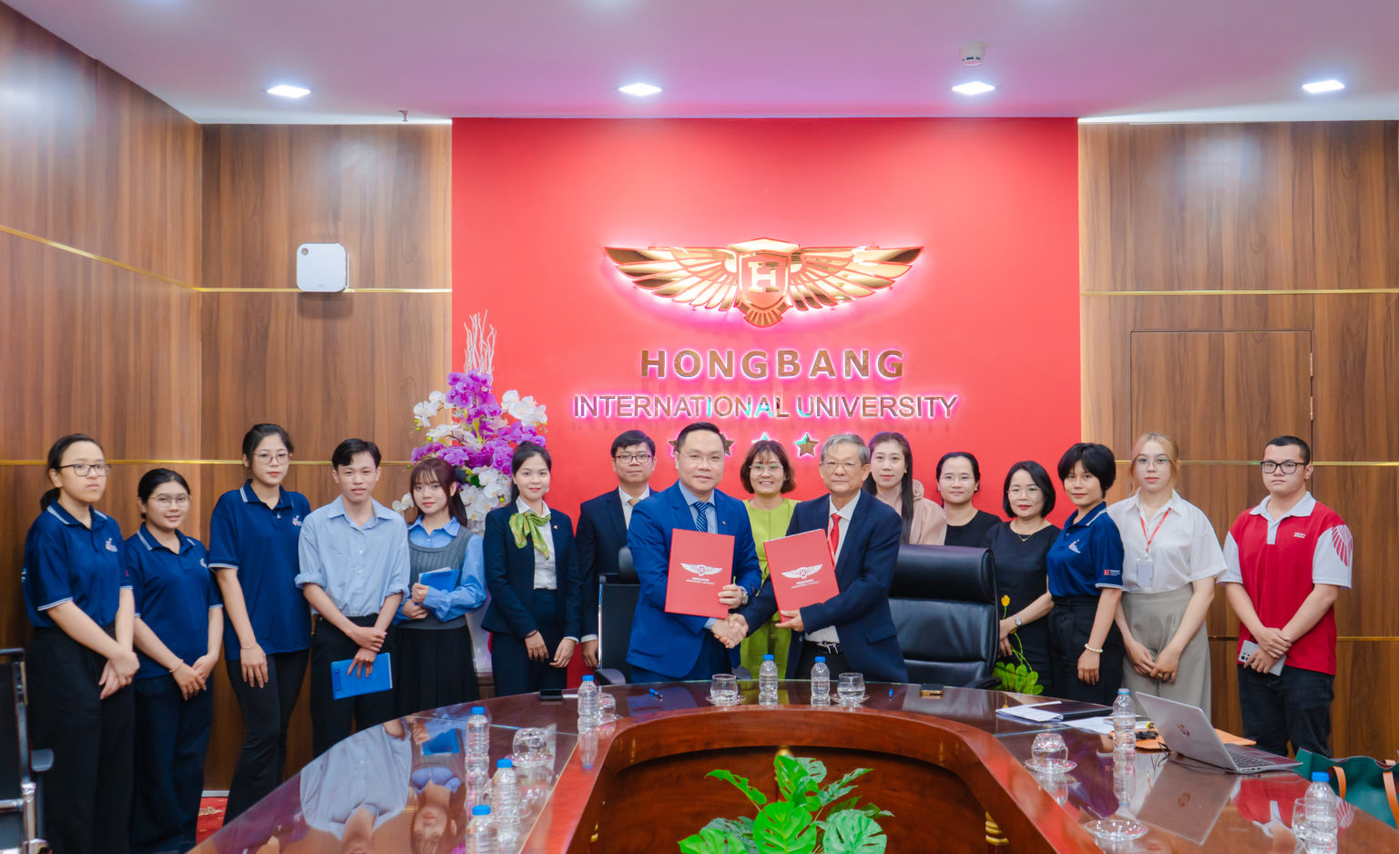 PGS.TS. Phước Minh Hiệp – Trưởng Khoa Kinh tế – Quản trị HIU (Bên phải) ký kết thỏa thuận hợp tác cùng Ngân hàng Vietcombank chi nhánh Đông Sài Gòn.