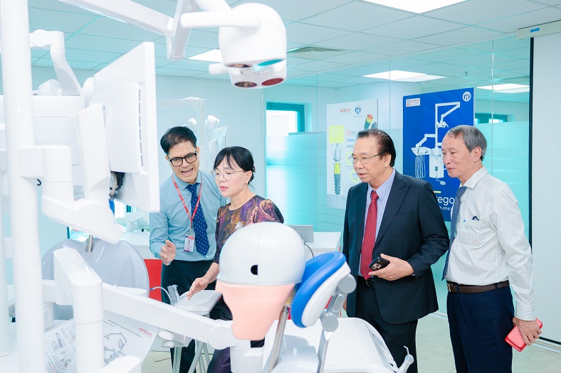 Trung tâm được đầu tư hệ thống trang thiết bị mô phỏng theo hướng sát thực tế, đáp ứng yêu cầu rèn luyện kỹ năng thực hành cho sinh viên