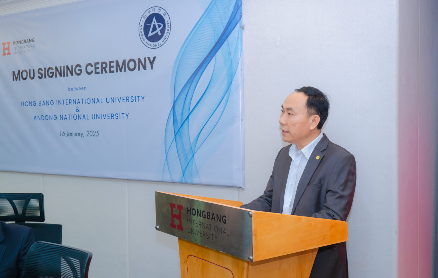 ThS. Nguyễn Ngọc Tuấn - Phó Hiệu trưởng HIU phát biểu.
