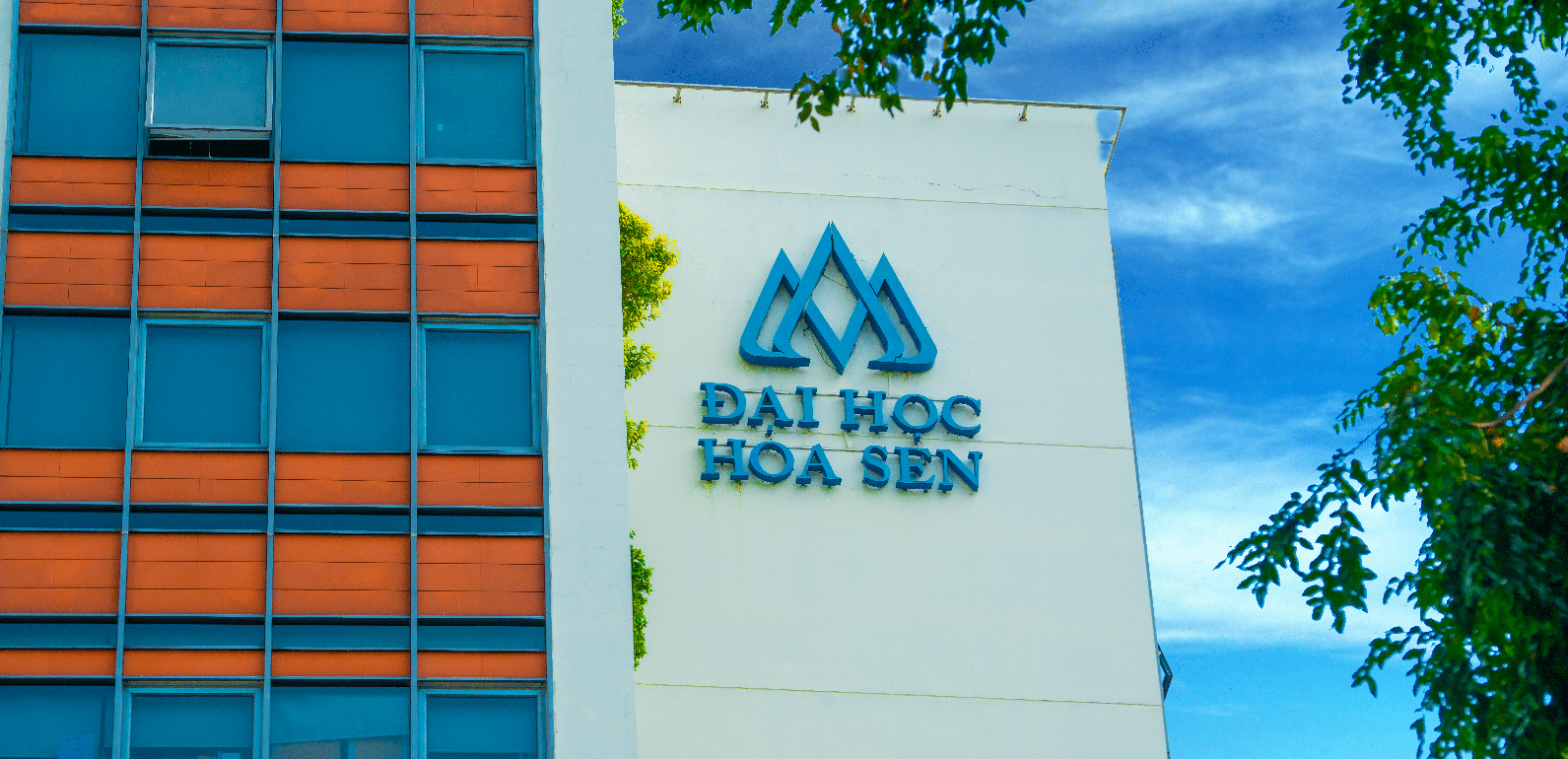 Đại học Hoa Sen (HSU) là một trong 17 trường Đại học Việt Nam đạt tiêu chuẩn quốc tế