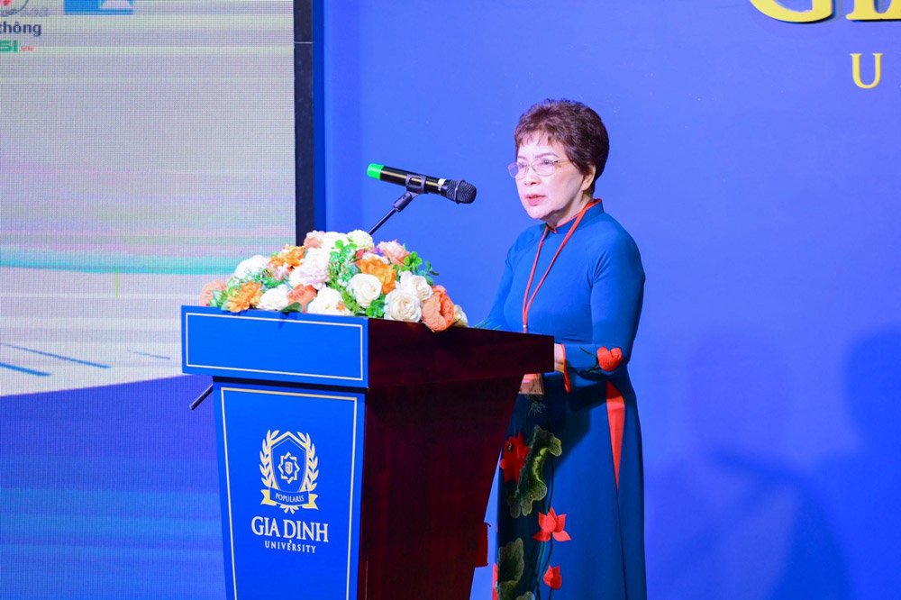PGS. TS. BS Lâm Hoài Phương - Chủ tịch Hội Phẫu thuật Tạo hình TPHCM, Phó Hiệu trưởng Trường Đại học Gia Định tại hội thảo.
