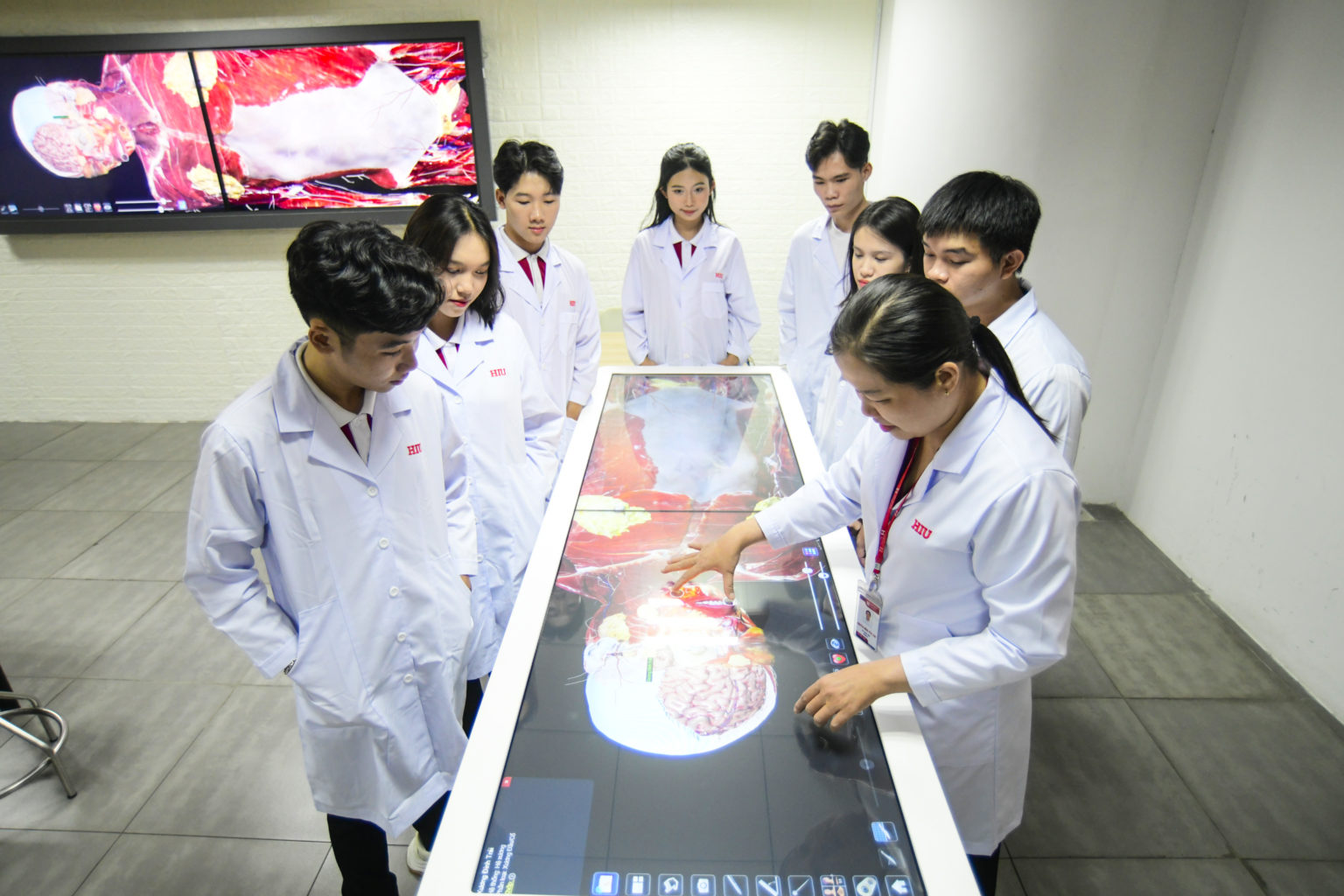 Sinh viên khoa Y HIU thực hành trên hệ thống phẫu tích 3D (mô phỏng cơ thể người).