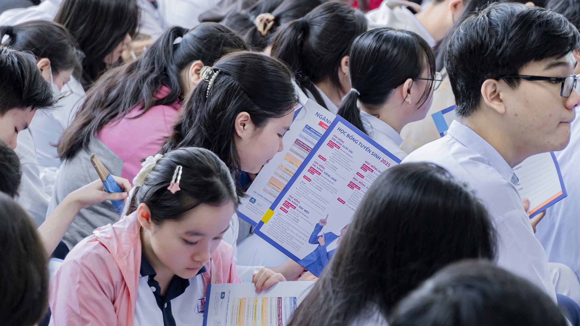 Nhiều học sinh THPT quan tâm các chương trình học bổng của HSU