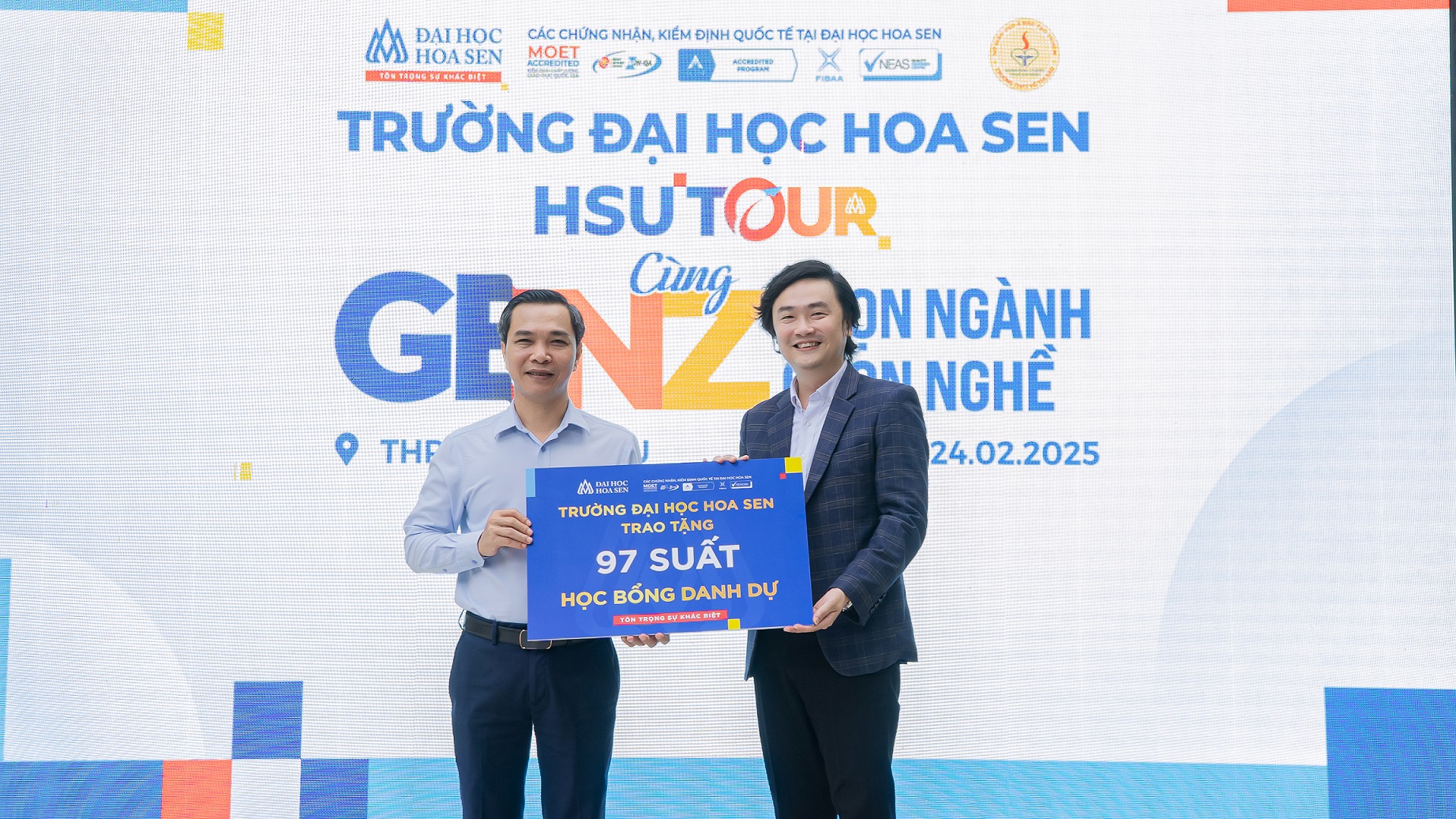 HSU trao tặng các suất học bổng đến học sinh trường THPT Võ Thị Sáu