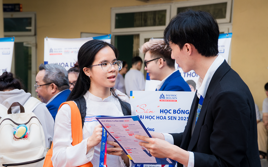 Học sinh THPT được tư vấn về chương trình tuyển sinh 2025 (Nguồn ảnh: Trường Đại học Hoa Sen).