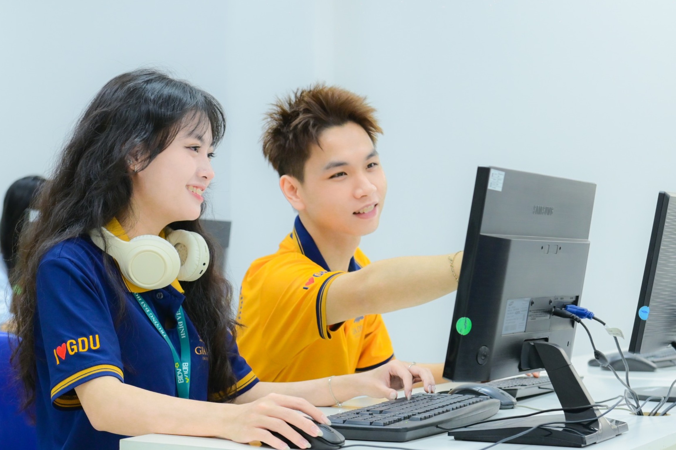 Sinh viên sẽ trở thành những chuyên gia có khả năng kết nối ngôn ngữ tự nhiên của con người (tiếng Trung) với ngôn ngữ máy tính, giúp hệ thống AI “hiểu” và “giao tiếp” bằng tiếng Trung một cách tự nhiên, chuẩn xác và giàu sắc thái văn hóa...