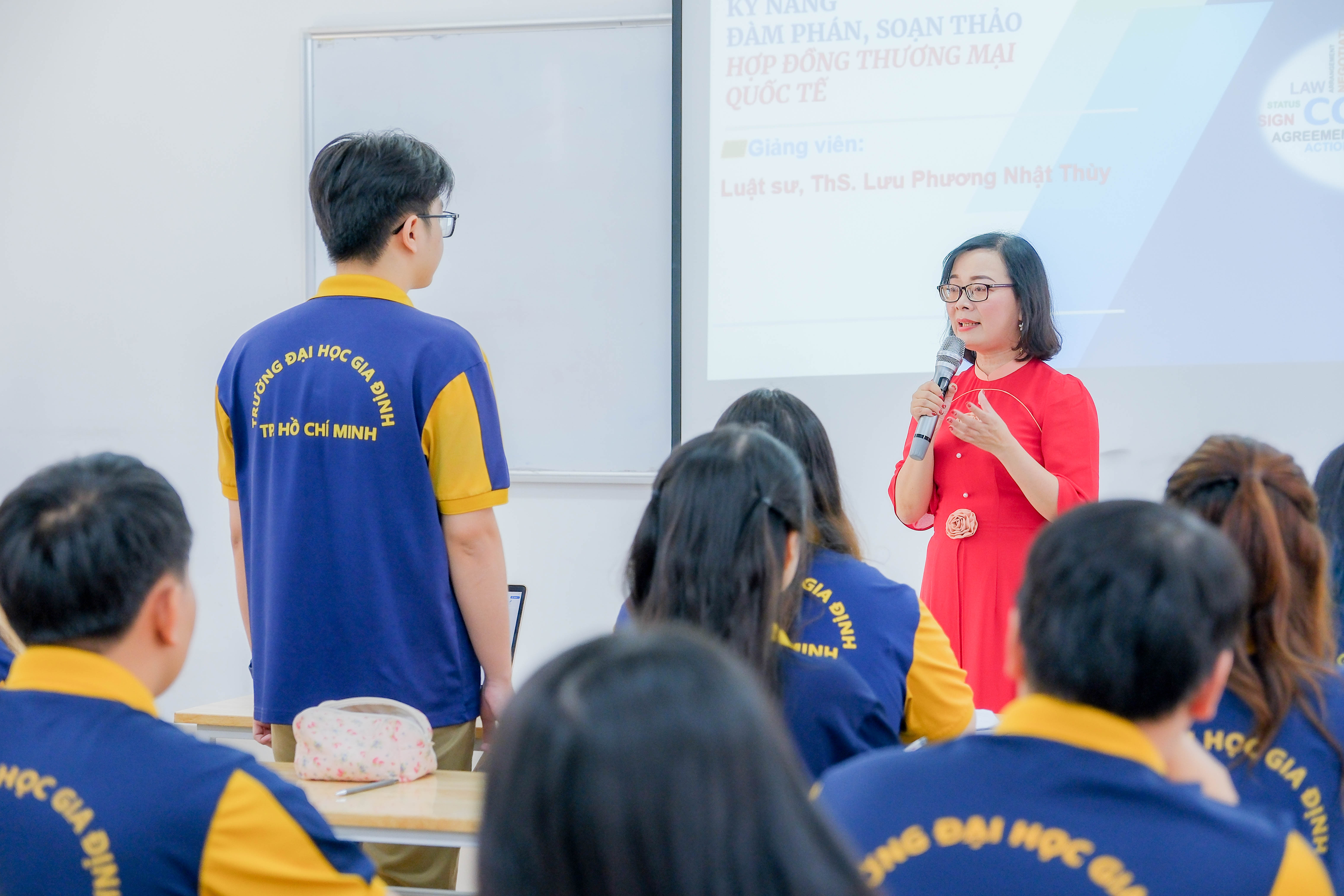 Sinh viên được trang bị nền tảng ngôn ngữ vững chắc từ cơ bản đến nâng cao, được rèn luyện kỹ năng dịch thuật, giao tiếp thương mại, và có cơ hội trải nghiệm du học thông qua các chương trình liên kết với đại học đối tác tại Trung Quốc...