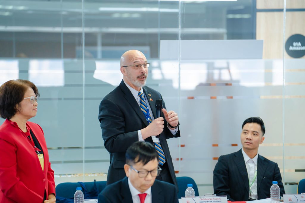 Ông Christopher Powers - Phó Chủ tịch Hỗ trợ phụ trách Sáng kiến Quốc tế Đại học Towson bày tỏ sự quan tâm đặc biệt đến các chương trình của HIU.