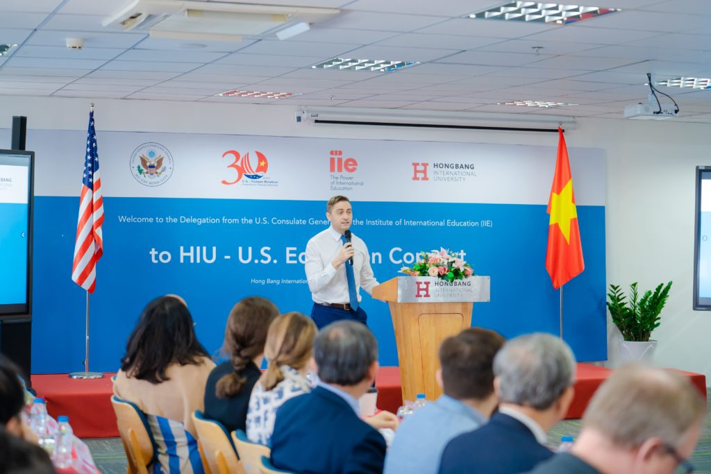 Ban Giám hiệu HIU tặng quà kỷ niệm cho Tổng Lãnh sự quán Hoa Kỳ tại TP.HCM, Viện Giáo dục Quốc tế Hoa Kỳ (IIE).