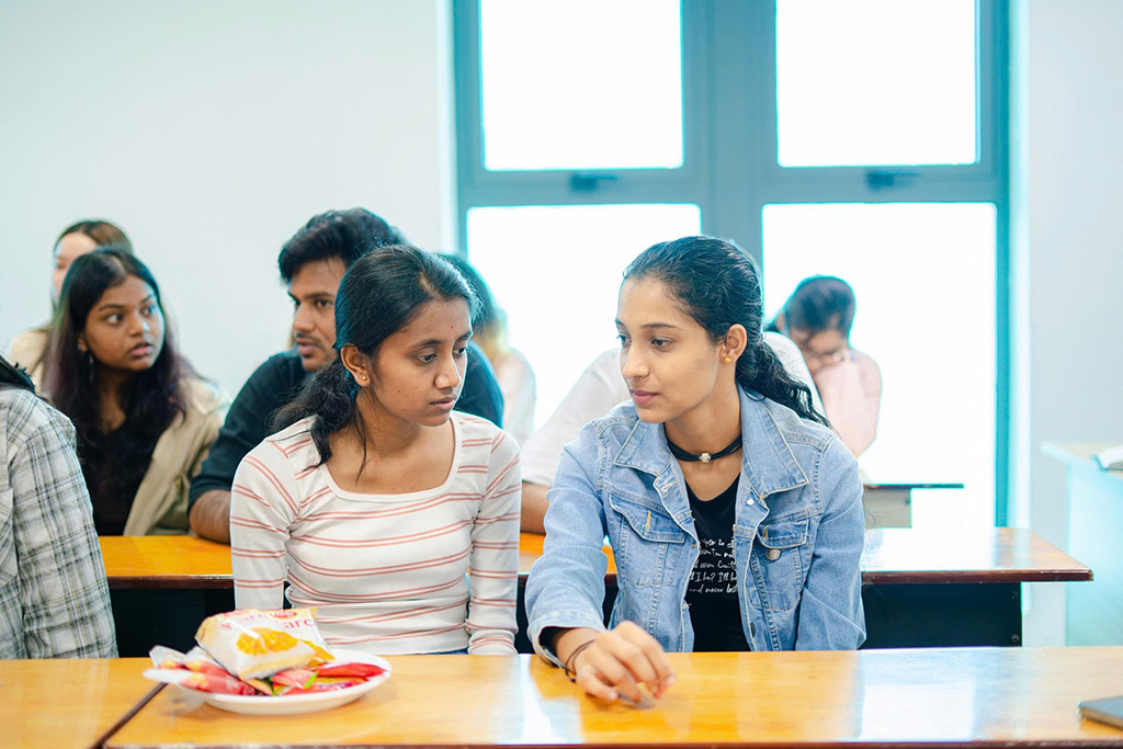 Hai sinh viên quốc tế HIU trao đổi tại sự kiện Orientation Day ngày 10/9 vừa qua.