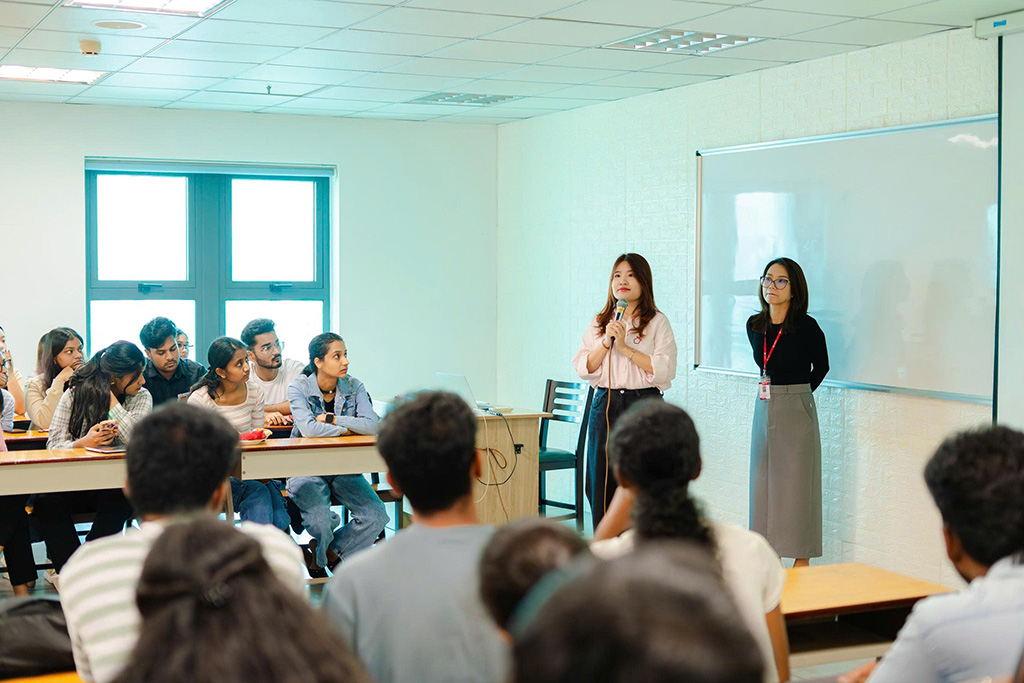 Hoàng Minh Hương (sơ mi hồng) đại diện HSC chia sẻ về các dịch vụ hỗ trợ dành riêng cho sinh viên quốc tế tại HIU