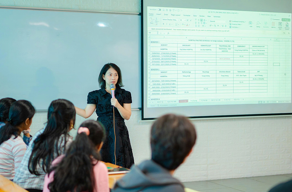 PGS. TS. DS Nguyễn Thị Thu Thủy - Phó Hiệu trưởng Trường Đại học Quốc tế Hồng Bàng chia sẻ tại Orientation DayPGS. TS. DS Nguyễn Thị Thu Thủy – Phó Hiệu trưởng Trường Đại học Quốc tế Hồng Bàng chia sẻ tại Orientation Day