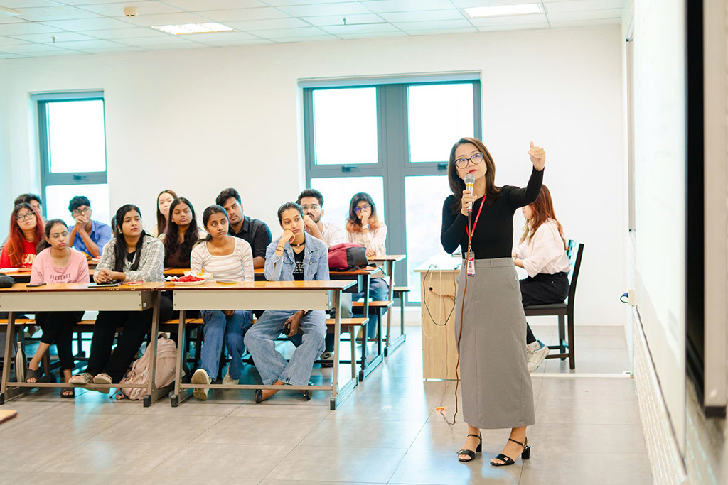 Đại diện Phòng Đào tạo, ThS. Nguyễn Châu Ngọc Thảo chia sẻ thông tin về chương trình học tập và kế hoạch thực hành tại HIU