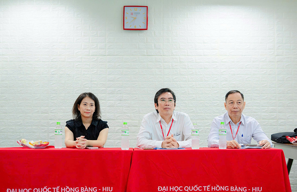 (Từ trái qua phải) PGS.TS.DS Nguyễn Thị Thu Thủy – Phó Hiệu trưởng HIU, TS.BS. Nguyễn Công Trung – Phó Trưởng Khoa Y, PGS.TS.BS. Phạm Huy Hùng – Phó Trưởng Khoa Y