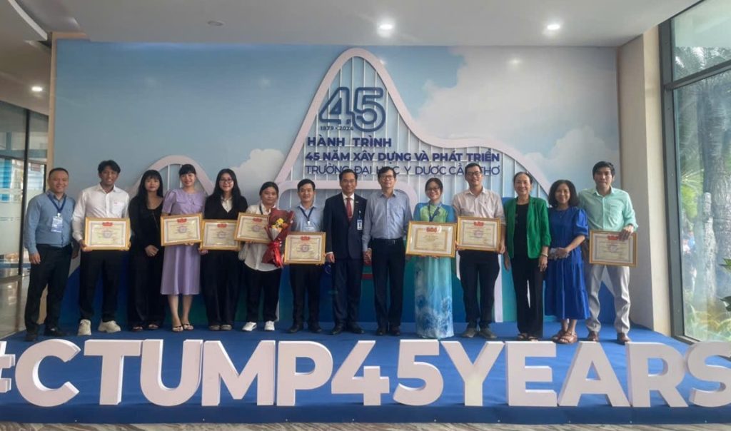 PGS.TS. Lê Khắc Cường (thứ 5 từ phải qua) - Phó Hiệu trưởng HIU đại diện BGH Trường chúc mừng các báo cáo viên đạt thành tích cao tại hội nghị