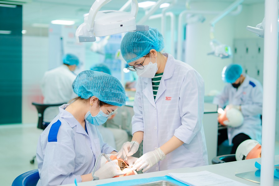Sinh viên ngành Răng Hàm Mặt thực hành trên phantom dưới sự hướng dẫn của giảng viên. Ảnh: HIU