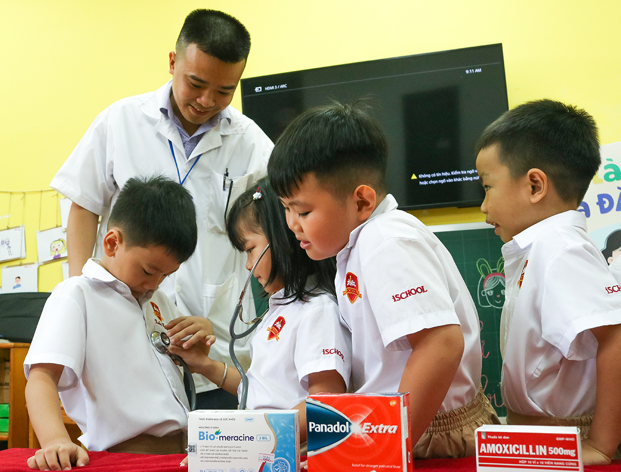 Phụ huynh lớp Kindy 5.3 đang tham gia hướng dẫn các bạn tự sử dụng ống nghe trong tiết học.