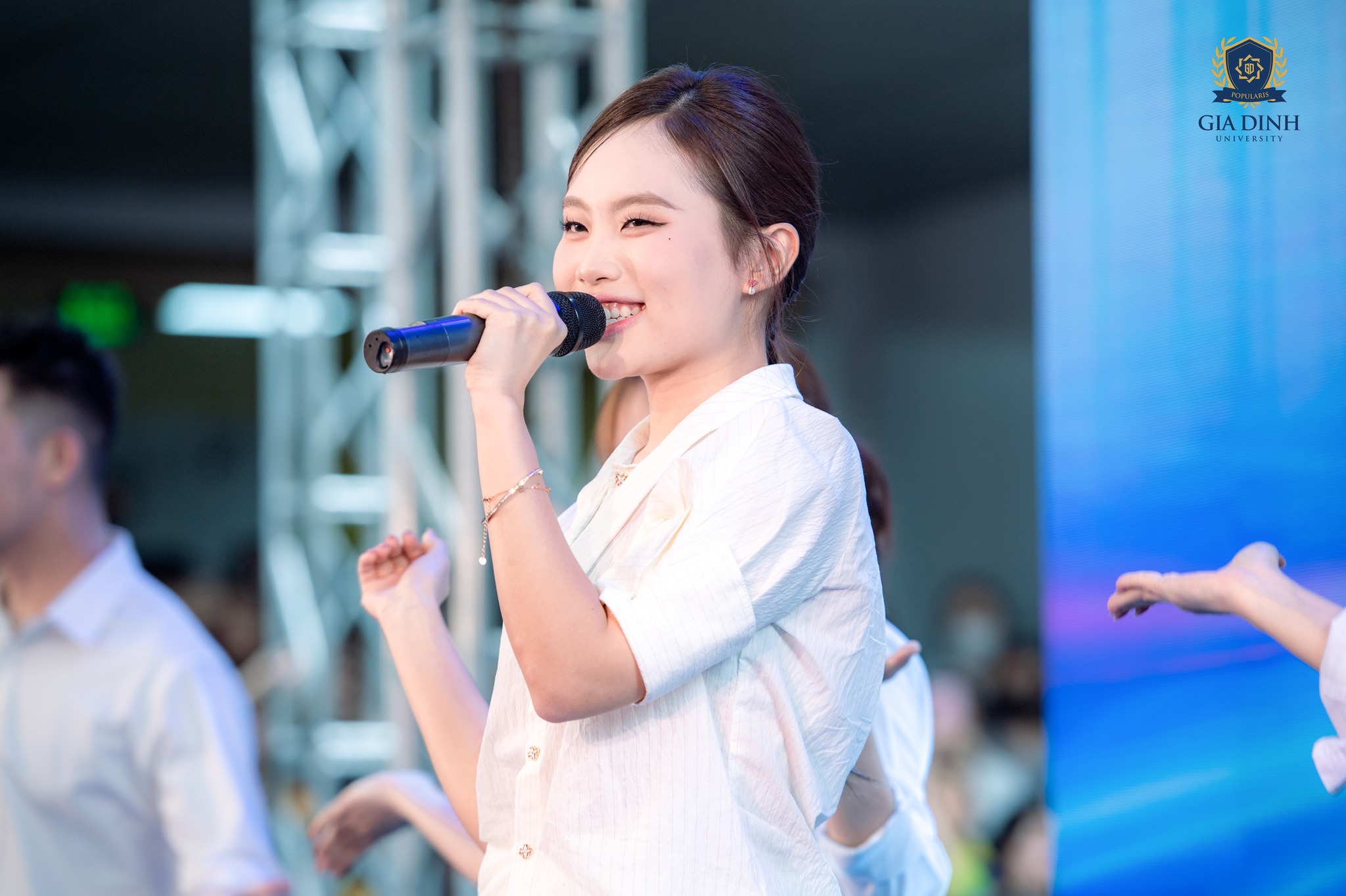 Ca sĩ Phương Mỹ Chi mang đến sự kiện loạt ca khúc, khiến hàng ngàn sinh viên GDU reo hò, cổ vũ.