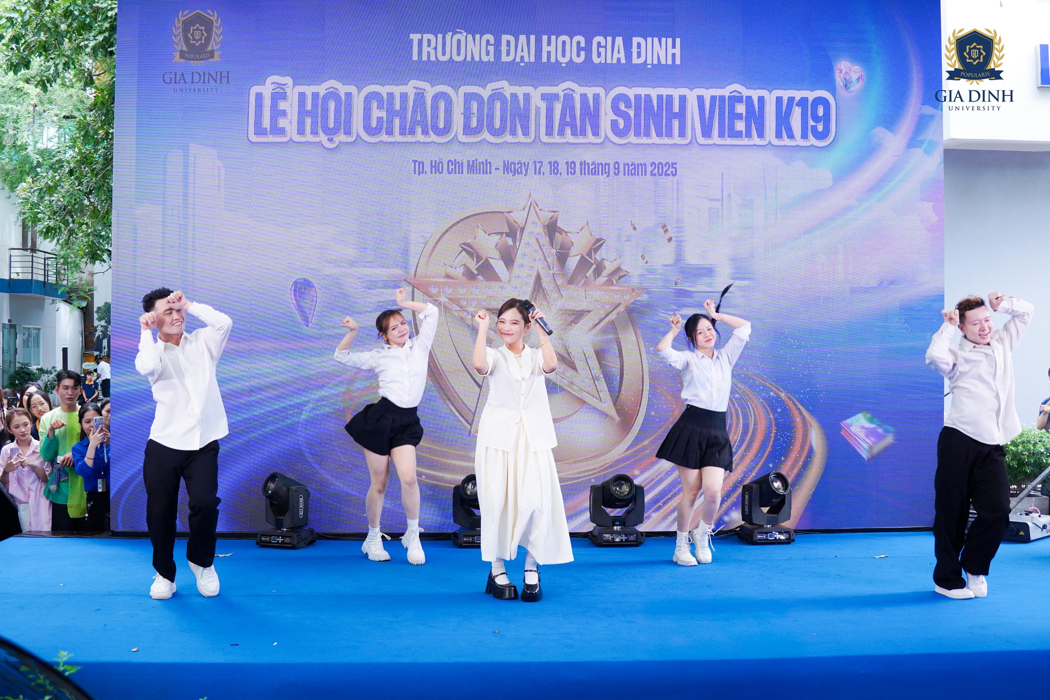 Ca sĩ Phương Mỹ Chi khuấy động sân khấu GDU với các bản hit.