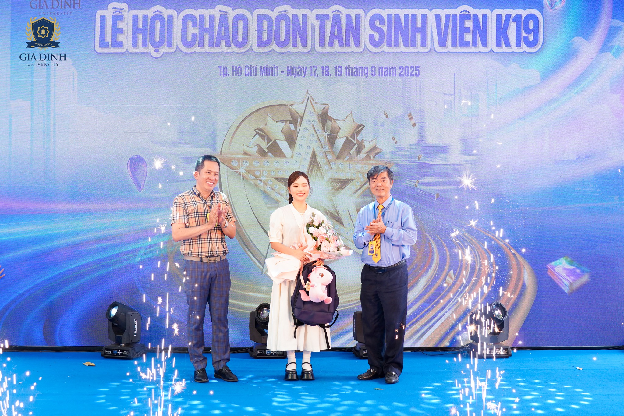 NGƯT.PGS.TS Thái Bá Cần - Hiệu trưởng GDU (bìa phải) và ThS.LS Trịnh Hữu Chung – Phó Hiệu trưởng GDU (bìa trái) tặng hoa và quà cám ơn ca sĩ Phương Mỹ Chi đã đồng hành cùng Lễ hội chào đón tân sinh viên K19 của GDU.